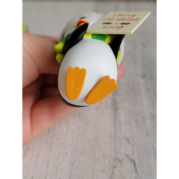 Hallmark sign of the times 2009 penguin ornament Xmas - Picture 3 of 6